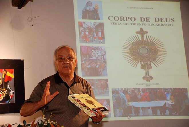 Novo livro do padre Cunha Duarte sobre a festa do Corpo de Deus foi apresentado no Algarve
