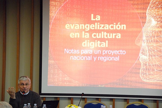 Martín Carbajo disse ao clero do sul que a forma de comunicar da Igreja “tem de ser diferente”