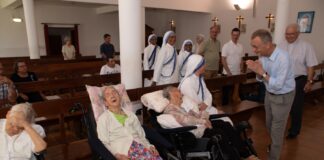 Prior da comunidade de Taizé visitou em Faro e no Patacão as comunidades das Missionárias da Caridade e das Carmelitas Descalças (c/fotorreportagem)
