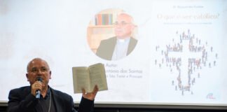 Bispo emérito de S. Tomé e Príncipe apresentou livro que escreveu para vincar as “verdades essenciais da fé”