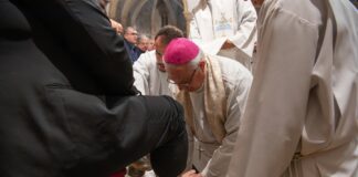 Quinta-feira Santa: Bispo do Algarve repetiu gesto do lava-pés, pedindo cristãos atentos às necessidades dos outros (c/fotorreportagem)