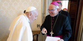 Bispo do Algarve ofereceu ao Papa Francisco peça artística feita pelas irmãs Carmelitas Descalças