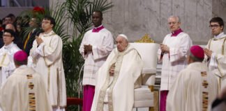 Novo diácono algarvio Bruno Valente foi um dos dois assistentes do Papa na Eucaristia deste domingo