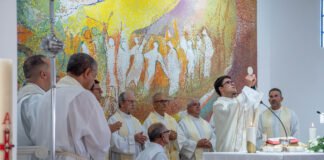 Novo padre do Algarve regressou à sua paróquia para celebrar a ‘Missa Nova’