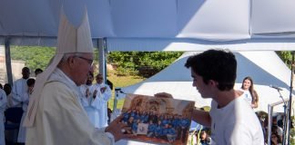 Grupo das paróquias de Loulé ofereceu a D. Manuel Quintas lembrança de “gratidão” pelo testemunho junto dos jovens